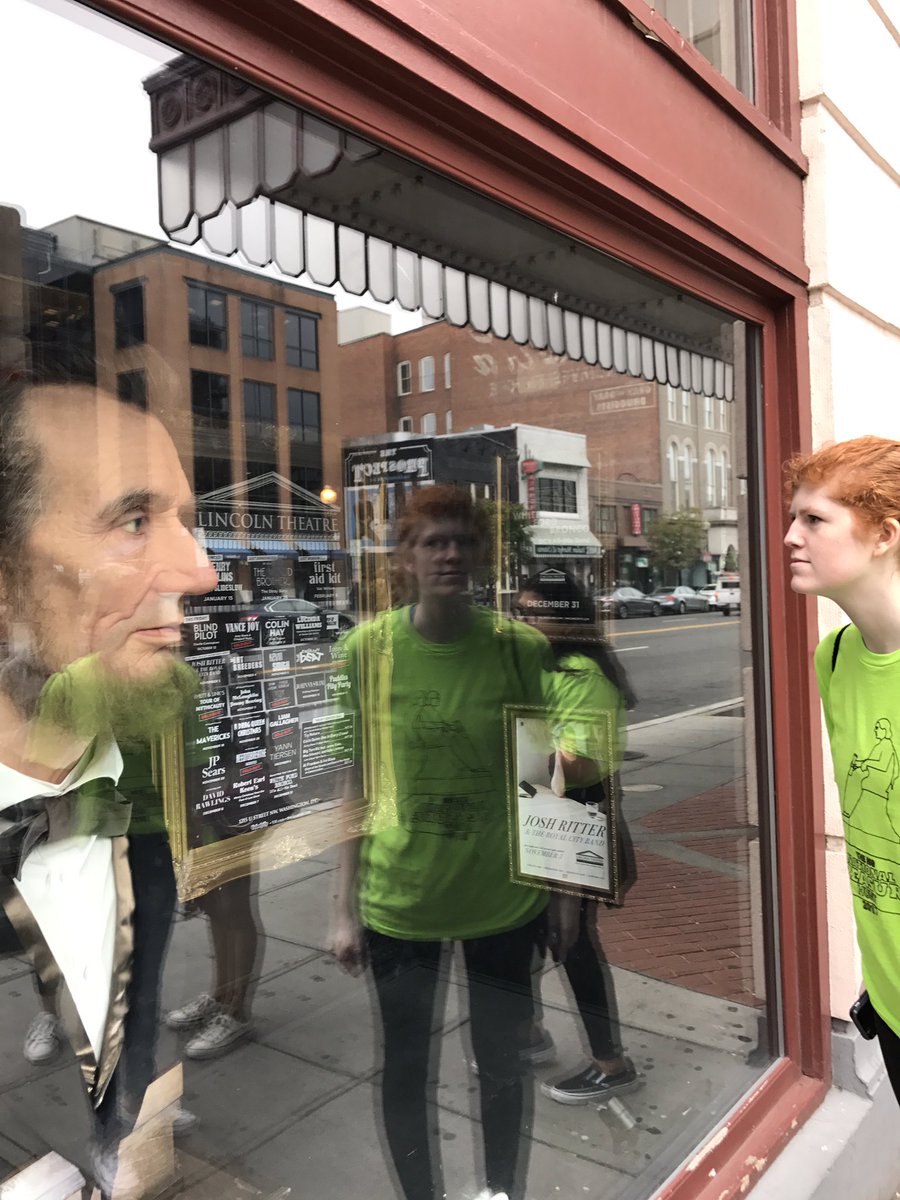 LindaWen6's tweet photo. #staring contest #whowillwin #makevcegr8again @bighuntGU https://t.co/NN9JkHAVQd