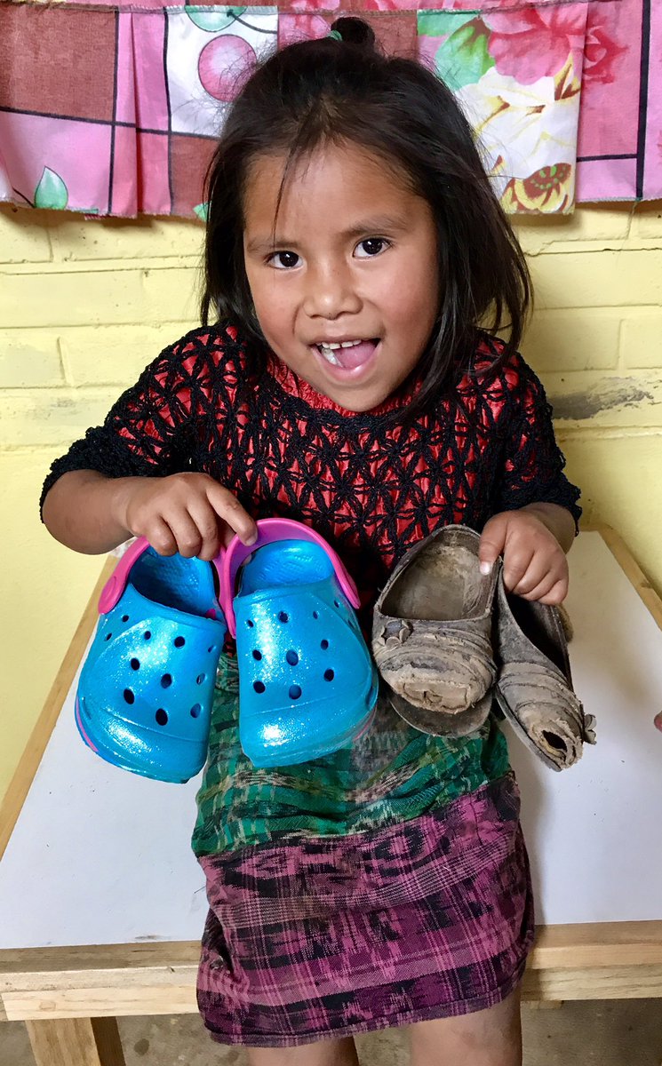 DrMarkArellano's tweet photo. Continuamos trabajando por nuestra niñez guatemalteca. Hoy lavamos los pies y entregamos zapatos a nuestros niños. Gracias #VisionTrust https://t.co/HDCnbiymoA