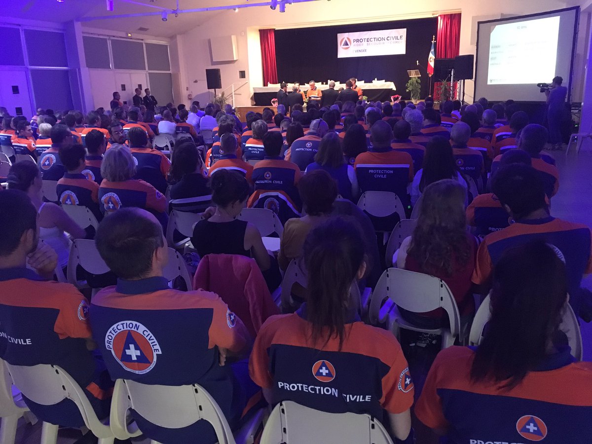YvesAuvinet's tweet photo. La @ProtecCivile n'est pas une association comme une autre : elle fait vivre au quotidien nos valeurs de solidarité, de fraternité et de bienveillance ! Merci aux 600 bénévoles de la @protec85 qui veillent sur nous à chaque manifestation depuis plus de 50 ans ! https://t.co/Z8zZ6VDJ2N
