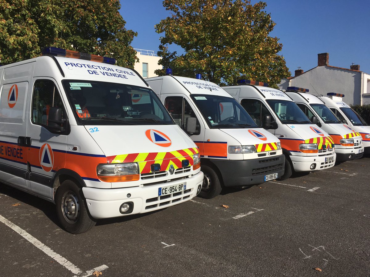 YvesAuvinet's tweet photo. La @ProtecCivile n'est pas une association comme une autre : elle fait vivre au quotidien nos valeurs de solidarité, de fraternité et de bienveillance ! Merci aux 600 bénévoles de la @protec85 qui veillent sur nous à chaque manifestation depuis plus de 50 ans ! https://t.co/Z8zZ6VDJ2N