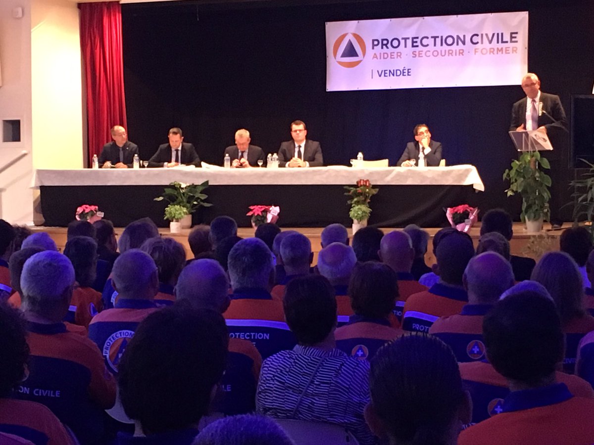 YvesAuvinet's tweet photo. La @ProtecCivile n'est pas une association comme une autre : elle fait vivre au quotidien nos valeurs de solidarité, de fraternité et de bienveillance ! Merci aux 600 bénévoles de la @protec85 qui veillent sur nous à chaque manifestation depuis plus de 50 ans ! https://t.co/Z8zZ6VDJ2N