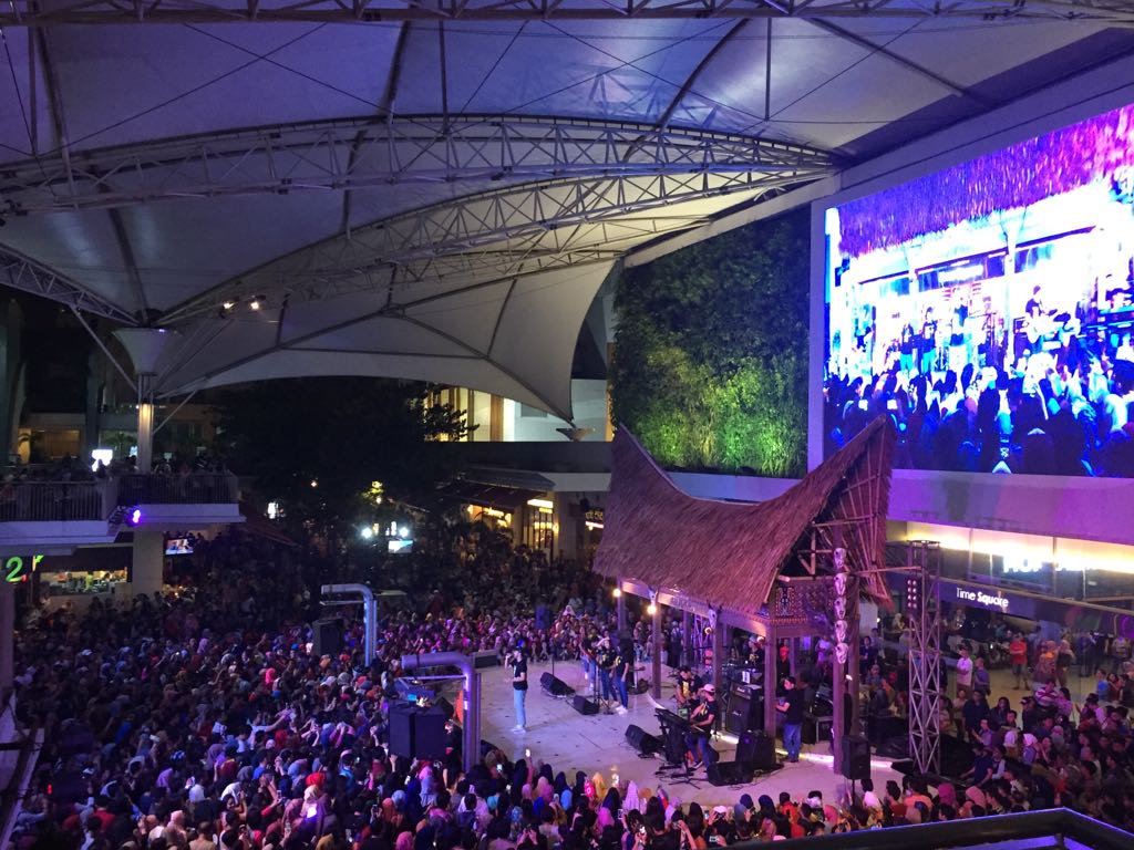 malbekasi's tweet photo. Wohoo!
Ini dia keseruan live performance @vidialdiano di The Downtown Walk tadi!
#FKB2017 #DTWFest2017 https://t.co/gRmTaDhSi4