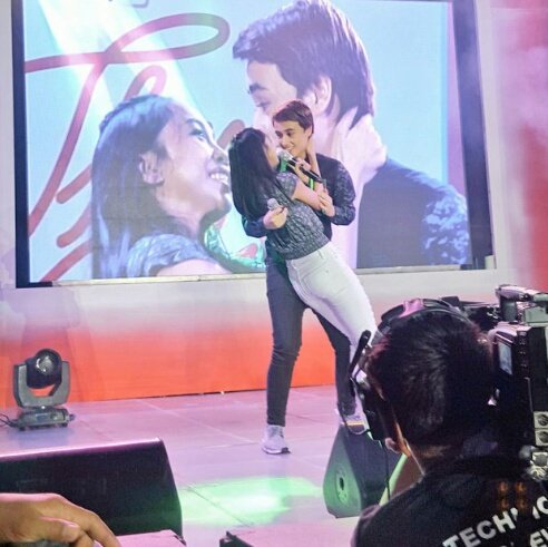 flyer_chavz's tweet photo. Tatak MayWard!

Their performance wouldn't be complete without this pose.

@maymayentrata07 &amp; @Barber_Edward_
#BKatEKwithMAYWARD 

[pctto] https://t.co/kY3FqbCA5R