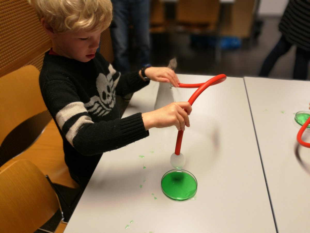 tiedekasvatus's tweet photo. Children and parents exploring states of matter @thinkfesthy family day event @helsinkiuni. #science #luma #chemistry https://t.co/kxxqRsGxOC