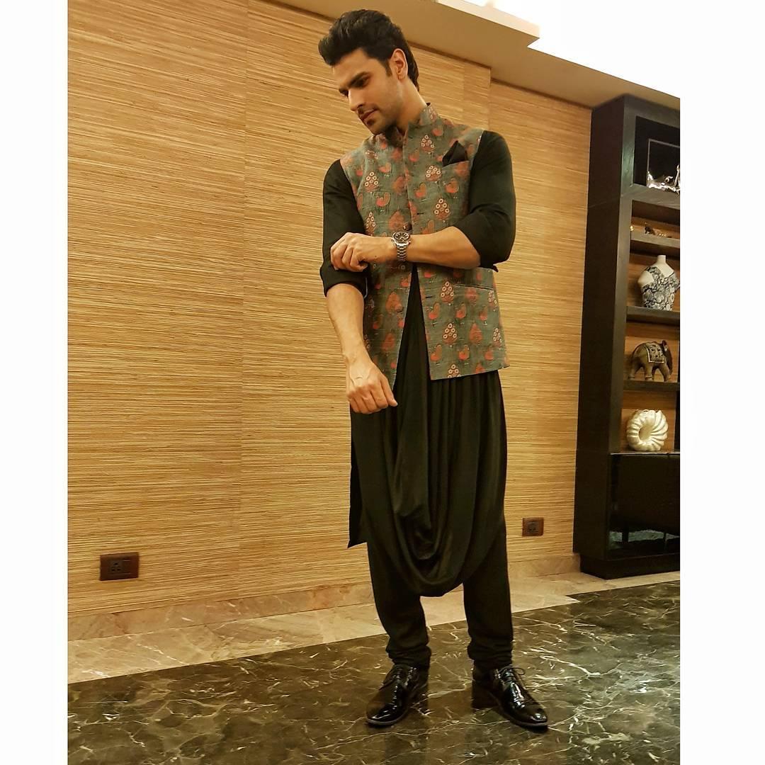 Loveisdivek's tweet photo. 25days left for his birthday ๐
Very handsome looking in Traditional look ๐๐๐
#VDBirthday #vivekdahiya #VD
@vivekdahiya08 https://t.co/t4kmq4Ommc