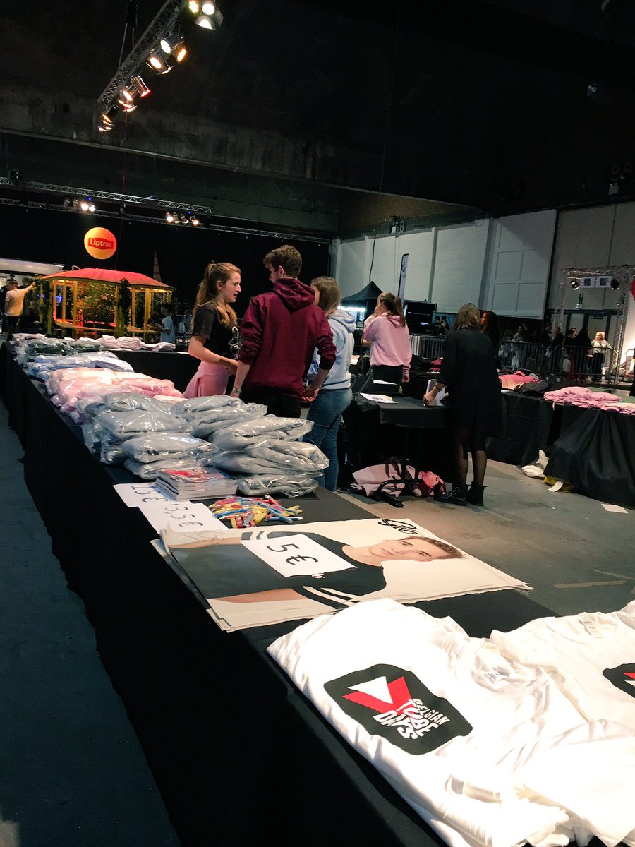 BelgianTubeDays's tweet photo. Exclusieve merchandise van jullie favoriete creator verkrijgbaar bij belgiantubedays #BTD17 https://t.co/MBZa7hf58I