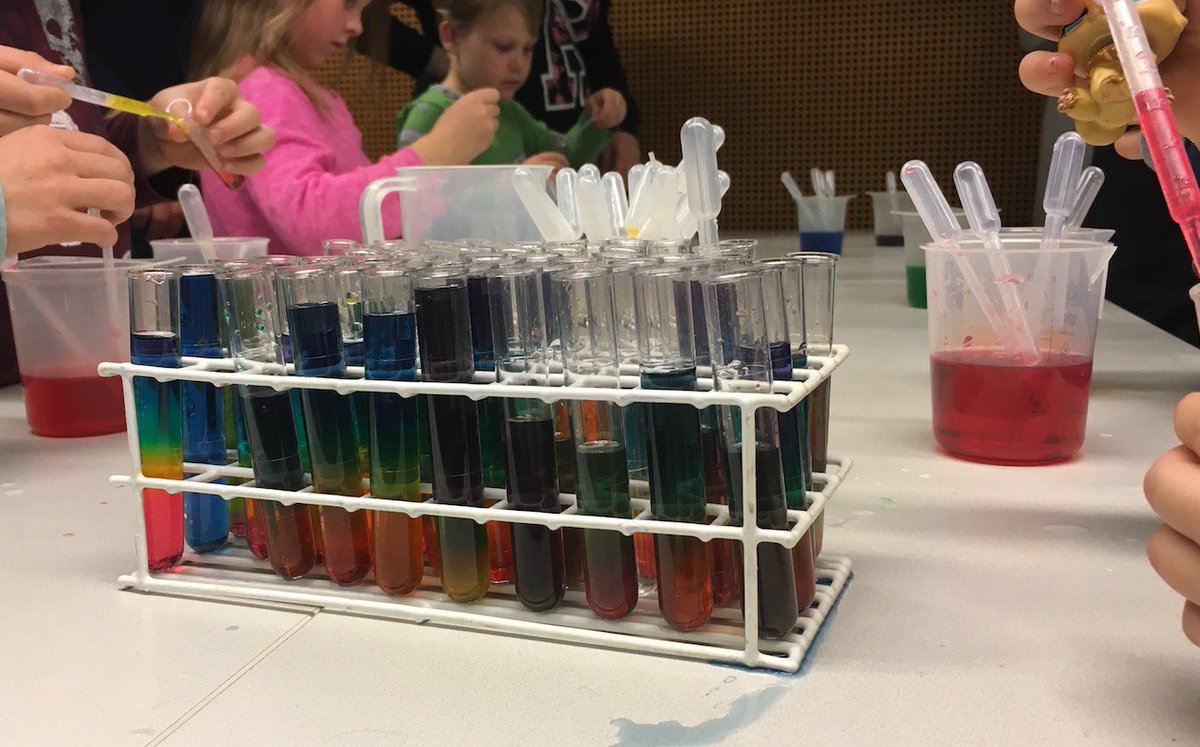 KumpulaScience's tweet photo. Pulmapähkinöitä, värikästä kemiaa &amp; vaahtokarkkirakennelmia koko perheen Thinkfest- päivässä @thinkfesthy @KumpulaScience @tiedekasvatus https://t.co/cBbmrv6XZT
