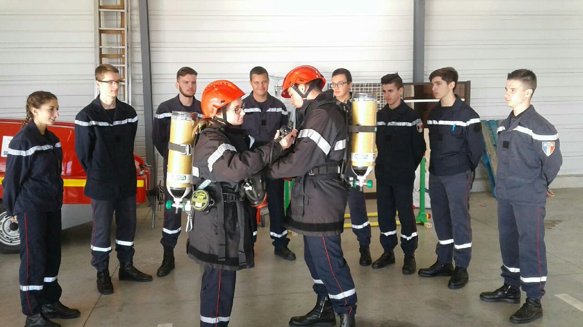 Prefet18's tweet photo. #rencontressecurite 2017 Jeunes sapeurs-pompiers #JSP #Charost #RTNJSP 2018 Manœuvres secourisme & extinction incendie @SDIS_18 #UDSP18 https://t.co/bVQPbajiju