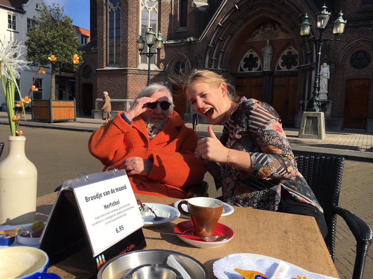 Heerlijk gelachen vanochtenbmet mijn demente schoonmoeder, dochter en echtgenoot. Zij was de koningin van en op het zonnige terras