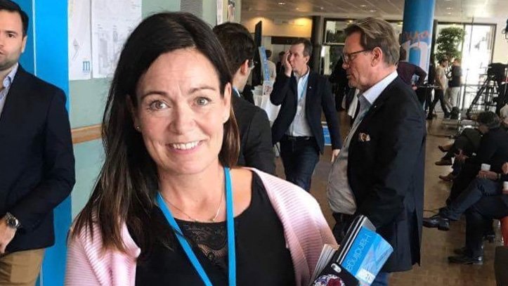 P4Vast's tweet photo. Ann-Sofie Alm (M) känner ny energi på Moderaternas partistämma https://t.co/8VjGVF8tWm https://t.co/3eBQC5kuWC