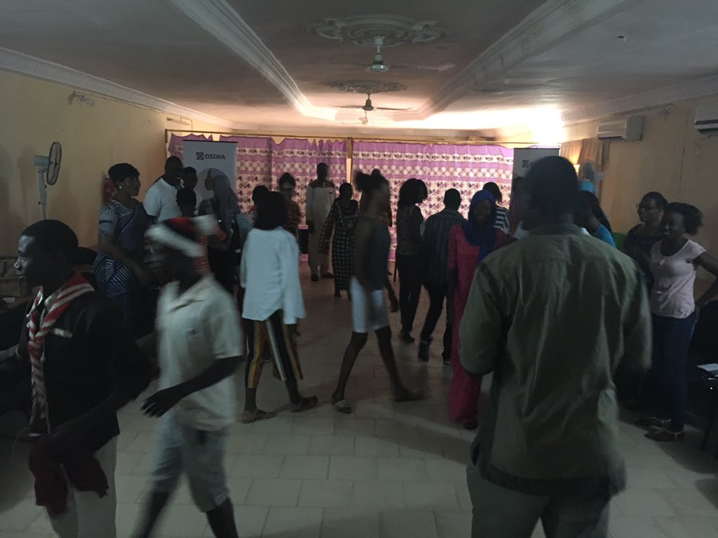 niallee04's tweet photo. Exercice de leadership facilité par Daouda Diop, expert en genre &amp; ambassadeur Campagne @OSIWA1 pr #droits de la femme #kebetu https://t.co/QGYPSVGl2h