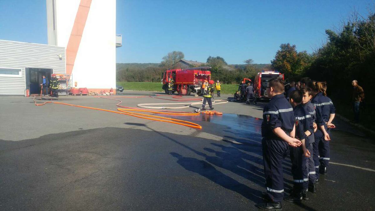 Prefet18's tweet photo. #rencontressecurite 2017 #StAmandMontrond Visite du CSP SAM Démo secourisme & extinction incendie + promo du #volontariat @SDIS_18 #UDSP18 https://t.co/4KrkL6YSsY