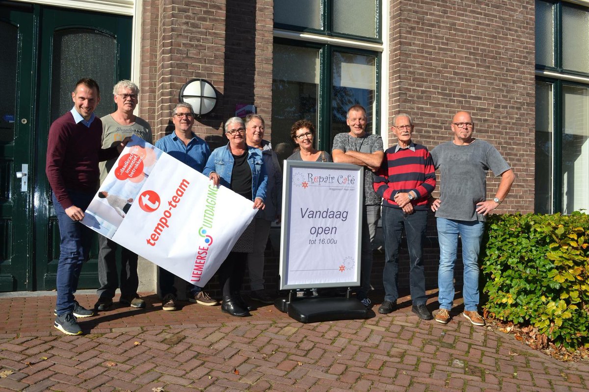 LUitdaging's tweet photo. #match: stoepbord voor #RepairCafeDidam, overhandigd door @PablovanDick. Dank  @TempoTeam. #maatschappelijk #betrokken #verbinden. https://t.co/nI2cmwCkCT
