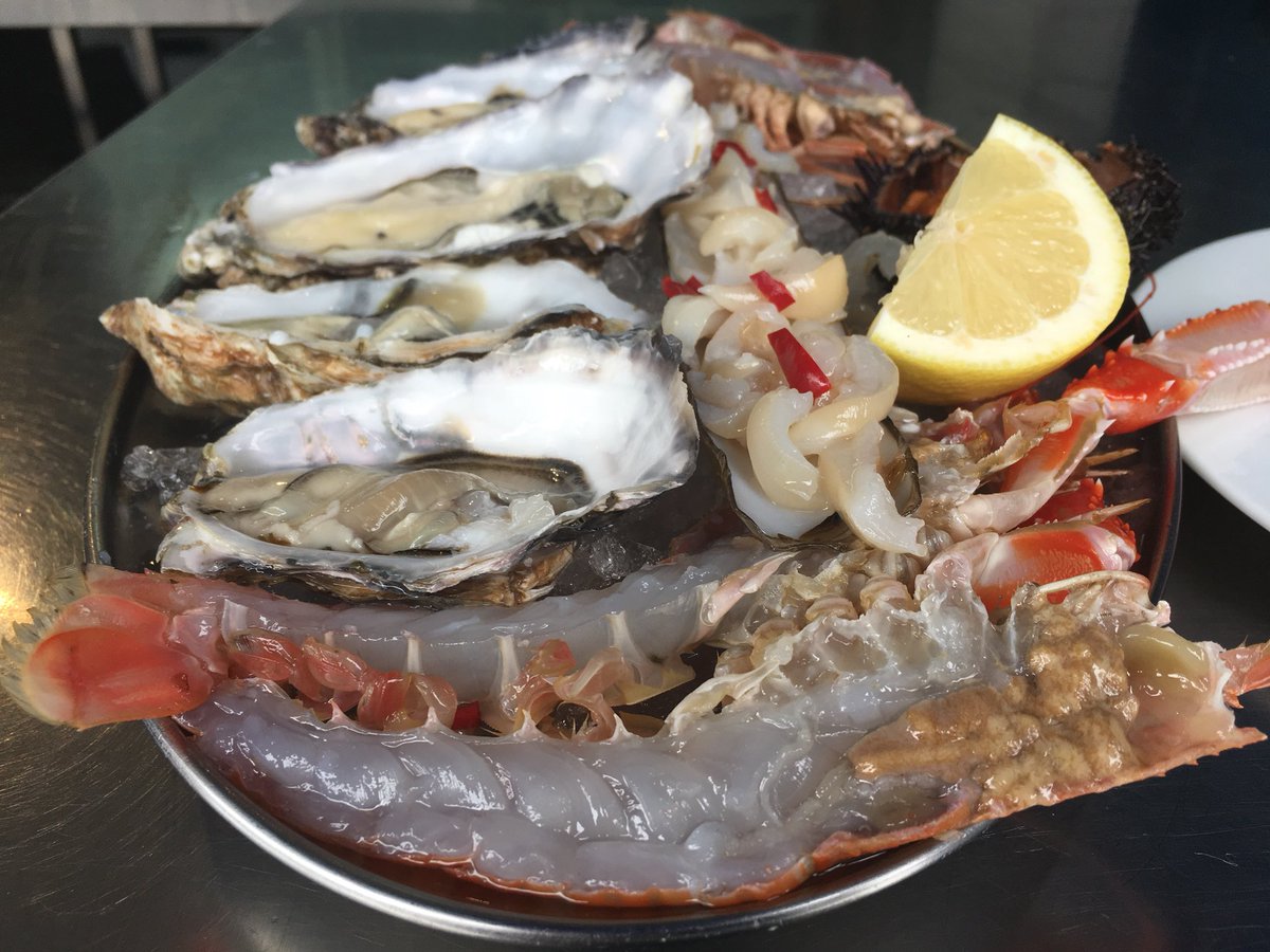 PassionSeafood's tweet photo. See this is what I like about being a food writer- when you have mates like @rexgoldsmith who serve you this for lunch #rawshellfish ๐๐ผ๐ https://t.co/grFTxD3Z3N