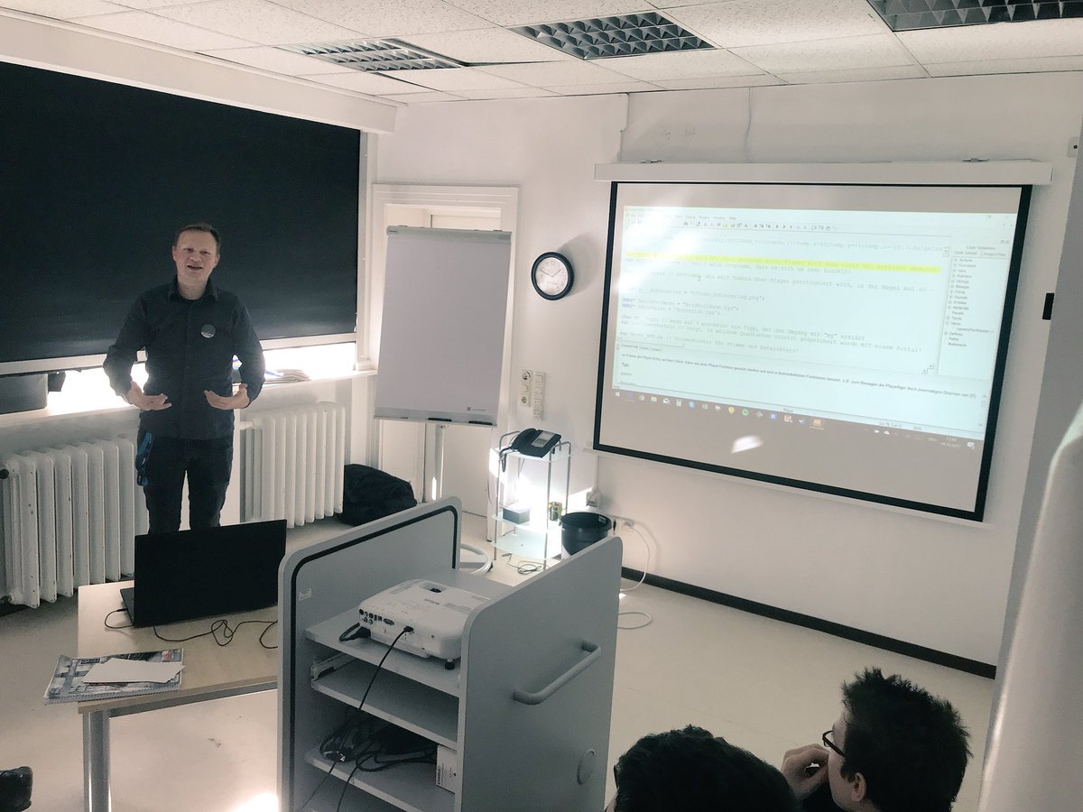 extraleben_min's tweet photo. Die Workshops des Gamescamp in Tour sind gestartet. Hier mit @SpiderworkGames und der #debugger3.16 #gcot17 - PÄD https://t.co/68JoImHCMY