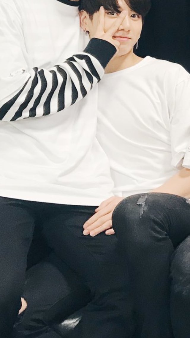 VRENZITY's tweet photo. @bts_bighit I CANT BREATHE https://t.co/rl0iCTPXRV