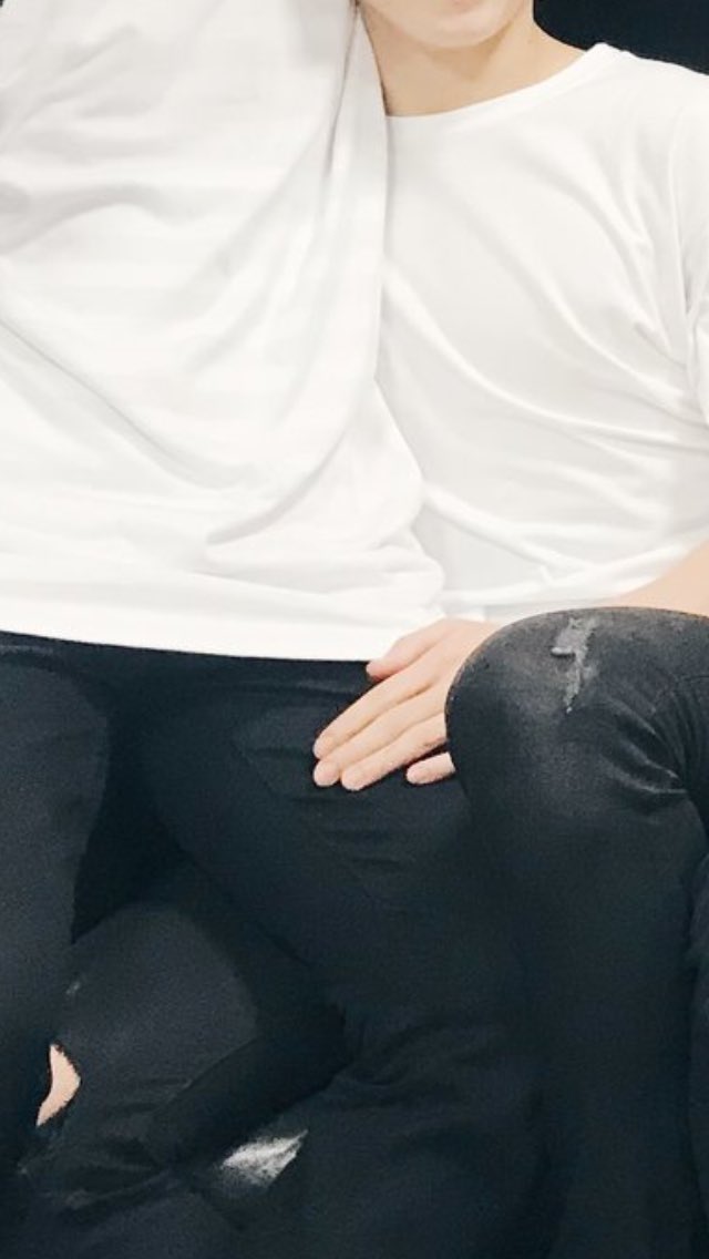 VRENZITY's tweet photo. @bts_bighit I CANT BREATHE https://t.co/rl0iCTPXRV