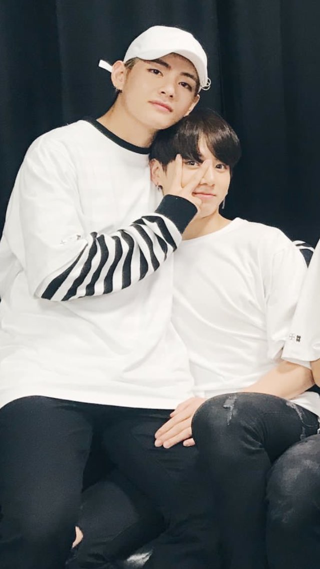 VRENZITY's tweet photo. @bts_bighit I CANT BREATHE https://t.co/rl0iCTPXRV