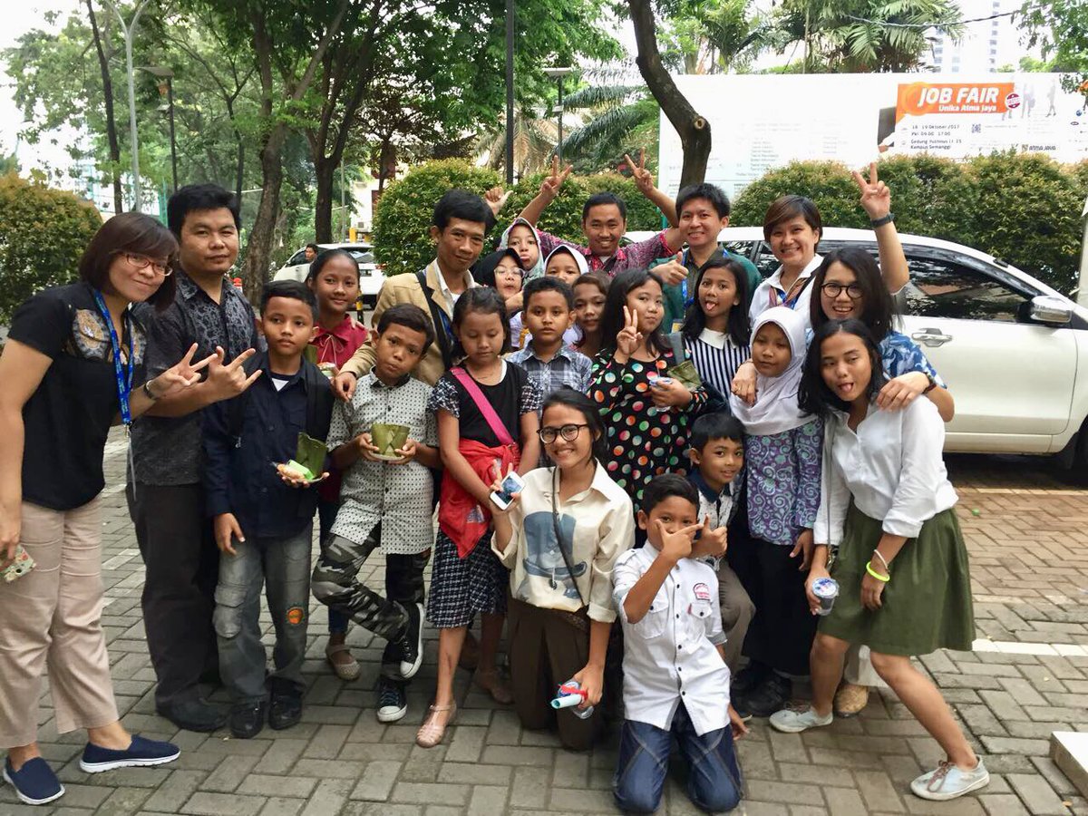 SantEgidioID's tweet photo. Today children #schoolofpeace #santegidiojakarta are witnessing a legacy of peace #pathsofpeace https://t.co/AweVhNWu3k