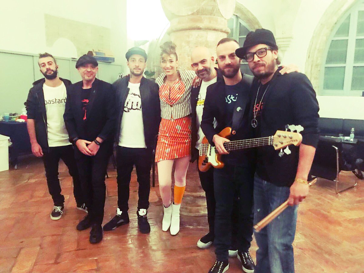 ninazilli's tweet photo. #vidiaclub #cesena #questasera #modernarttour #arriviamo 
ieri a #crema è stata un’emozione grandissima, 🙏🏻 a tutti❤️🌈🌴 #z and #damotafunkas https://t.co/Z3v7gYs3Ap