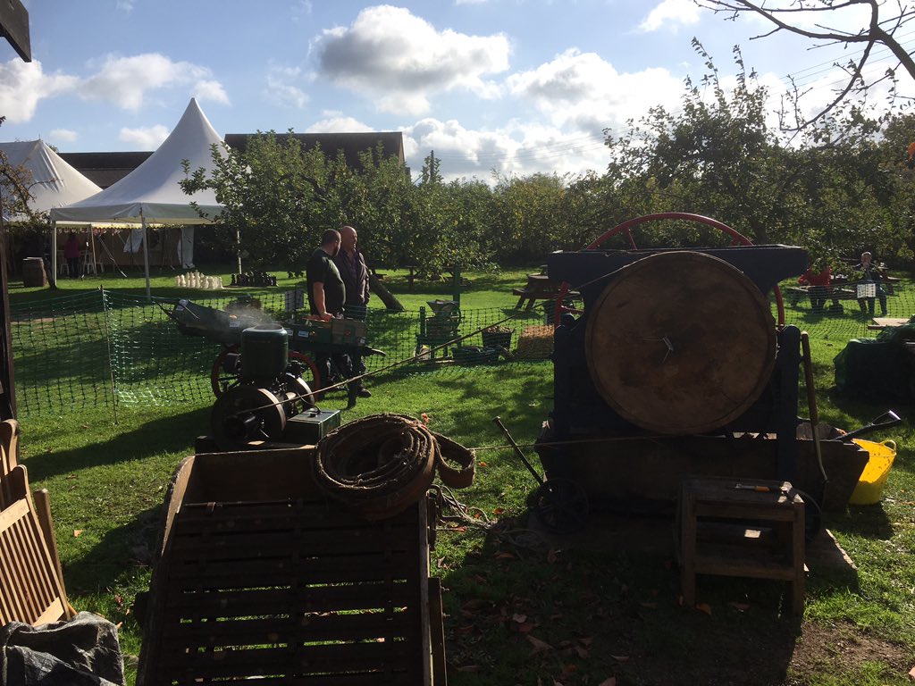 green_shed's tweet photo. Having a great day in the autumn sunshine filming cider pressing @TheFleeceInn https://t.co/T0zTt5I6B5