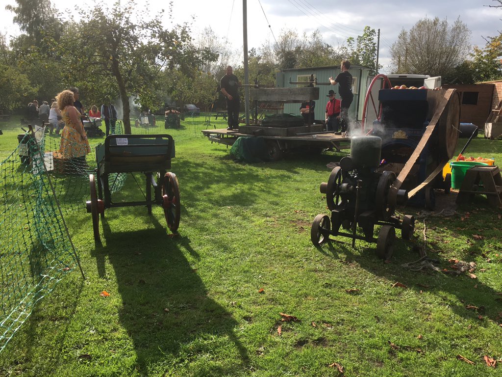 green_shed's tweet photo. Having a great day in the autumn sunshine filming cider pressing @TheFleeceInn https://t.co/T0zTt5I6B5