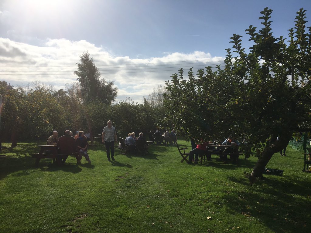 green_shed's tweet photo. Having a great day in the autumn sunshine filming cider pressing @TheFleeceInn https://t.co/T0zTt5I6B5