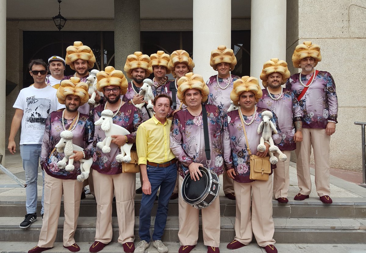 CarnavalMLG's tweet photo. Primera murga de #SolDeCarnaval: 'Vitoria, malagueña y exquisita' (@Murgadelsusi) sube ya a la escena ante el @aytorincon https://t.co/Gv2l5c5Aol
