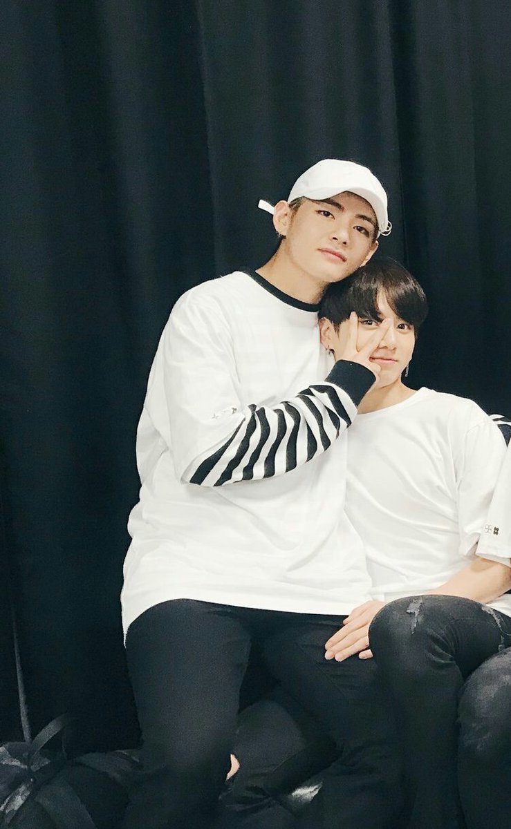 Charging_gemini's tweet photo. @bts_bighit Kookie was crying n V is always there to hold him! 😍😍 Today he himself did his legendary pose for kookie Omg I'm soft! my #vkook feels 😢😢😘😘😘 https://t.co/HsiLItZ3FD