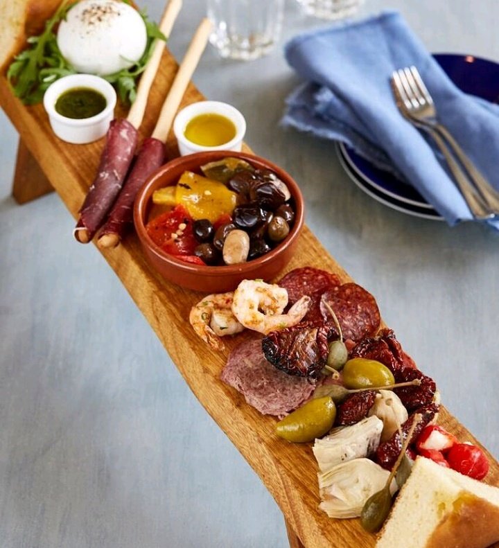 CarlucciosME's tweet photo. Saturday snacking the Italian way!Introducing the Antipasti Platter with cold meat cuts, grilled prawns, sundried tomatoes &amp; fresh focaccia. https://t.co/Z76oKc6VC7