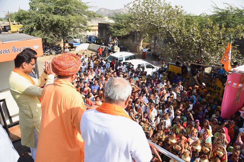 Nitinbhai_Patel's tweet photo. #ગુજરાતગૌરવયાત્રા નું કચ્છ જીલ્લાના મંગવાણા ખાતે ઉપસ્થિત ખાતે સ્થાનિક જનસમર્થન વચ્ચે ઉમળકાભેર સ્વાગત કરવામાં આવ્યું. https://t.co/fmcubAdgDP