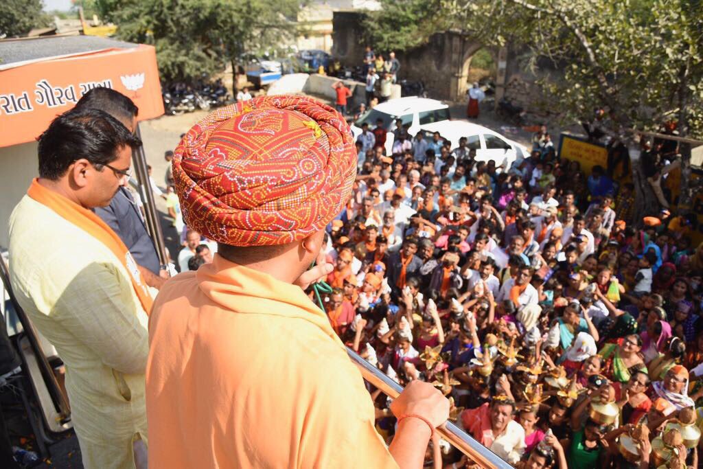 Nitinbhai_Patel's tweet photo. #ગુજરાતગૌરવયાત્રા નું કચ્છ જીલ્લાના મંગવાણા ખાતે ઉપસ્થિત ખાતે સ્થાનિક જનસમર્થન વચ્ચે ઉમળકાભેર સ્વાગત કરવામાં આવ્યું. https://t.co/fmcubAdgDP