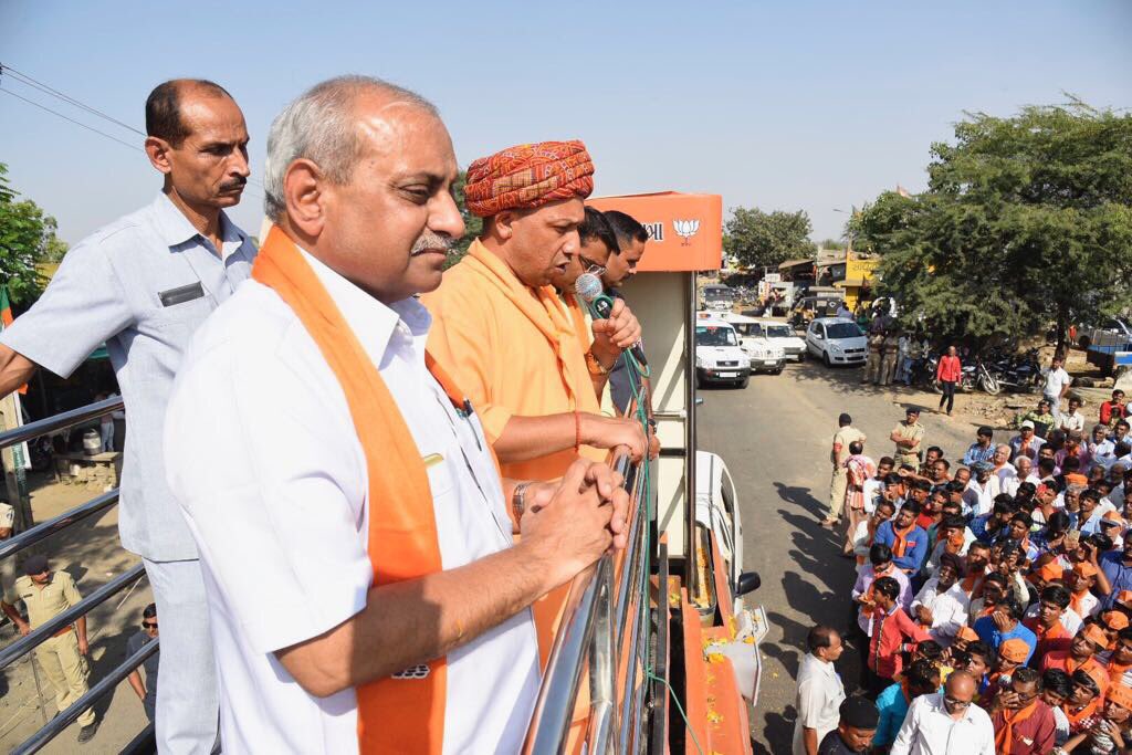 Nitinbhai_Patel's tweet photo. #ગુજરાતગૌરવયાત્રા નું કચ્છ જીલ્લાના મંગવાણા ખાતે ઉપસ્થિત ખાતે સ્થાનિક જનસમર્થન વચ્ચે ઉમળકાભેર સ્વાગત કરવામાં આવ્યું. https://t.co/fmcubAdgDP