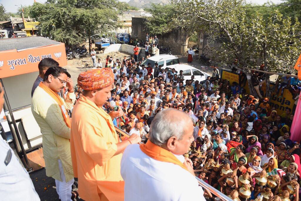 Nitinbhai_Patel's tweet photo. #ગુજરાતગૌરવયાત્રા નું કચ્છ જીલ્લાના મંગવાણા ખાતે ઉપસ્થિત ખાતે સ્થાનિક જનસમર્થન વચ્ચે ઉમળકાભેર સ્વાગત કરવામાં આવ્યું. https://t.co/fmcubAdgDP
