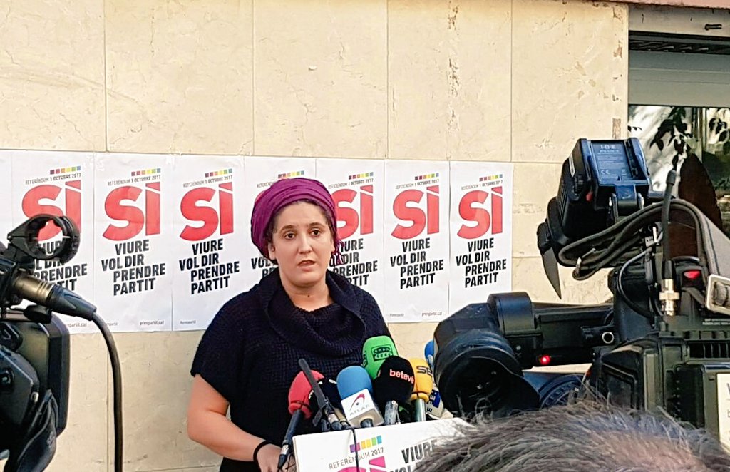 cupnacional's tweet photo. "Demanem que dilluns la resposta al requeriment de Rajoy sigui la proclamació de la República catalana" @Nudenu #sensepor #Republica https://t.co/FLiUa0BfYc