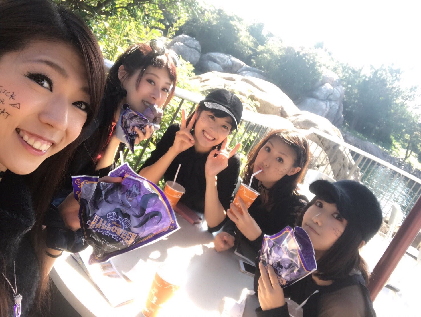 小林 実加 7月メリーウィドウ 毎年恒例ディズニーシー 今年はブラックコーデヽ W ﾉ 顔にみんなそれぞれ文字書いたよー ショーみて食べて話して楽しかったー D こちらでもバースデーシール頂きました