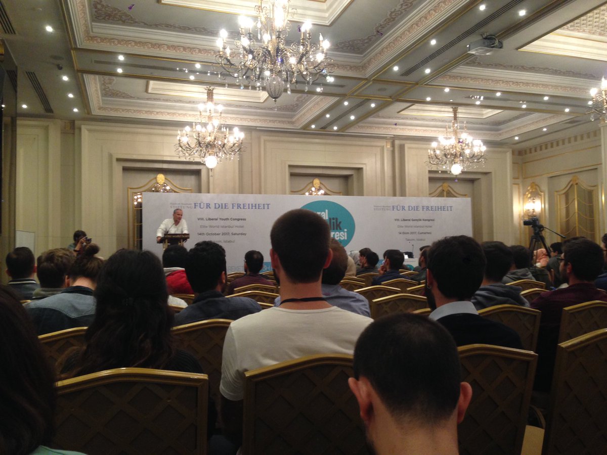 CanCinConCu's tweet photo. 😎#lgk2017 https://t.co/gMi7hfmGcP