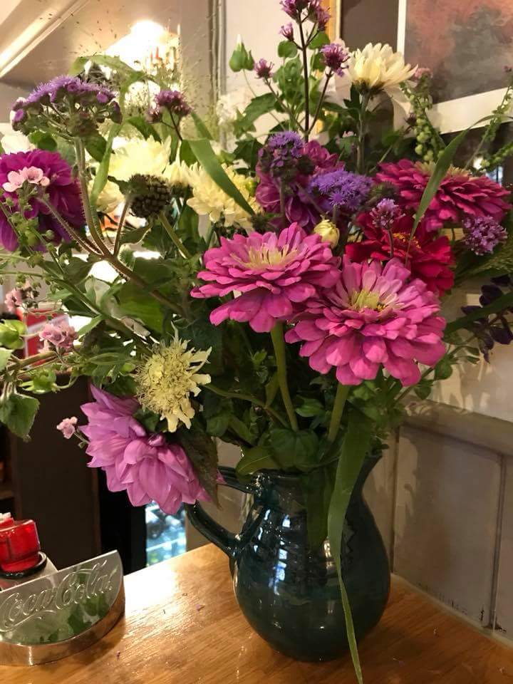 TheBushel's tweet photo. It’s been a while since we put a picture of our lovely flowers ... but these really are gorgeous, thank you Johanna The Baldock Flower Farm https://t.co/E9eXKGWmAD