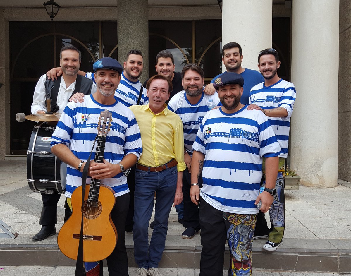 CarnavalMLG's tweet photo. Segunda comparsa en #SolDeCarnaval: llega @ComparsaGuti con 'La comparsa del maestro' https://t.co/2md7IqH2TA