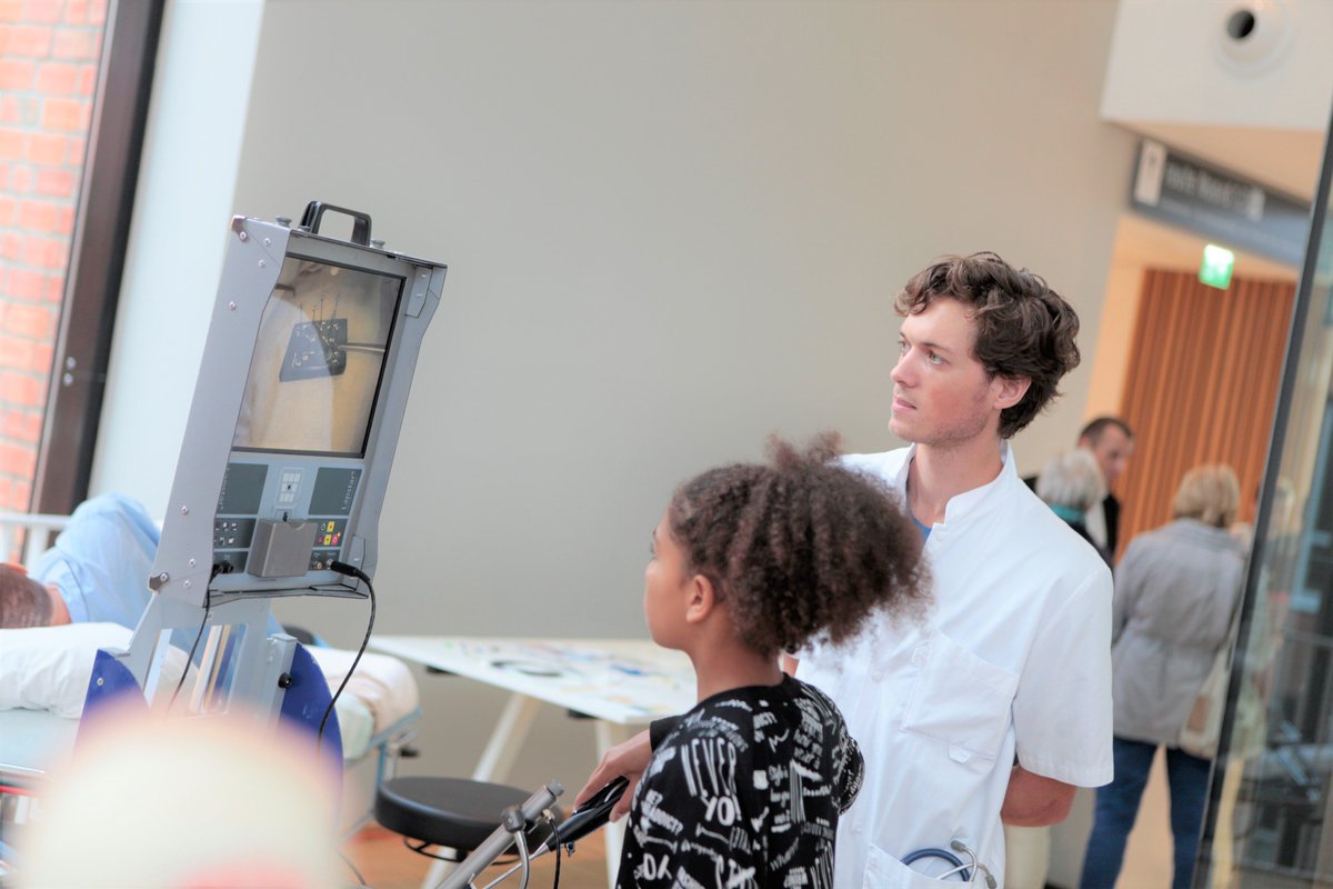 ZaansMC's tweet image. Zelf opereren is nog niet zo gemakkelijk. Vandaag op de #Themadag @ZaansMC mag iedereen dat  proberen. Dat kan nog tot 15.30u!