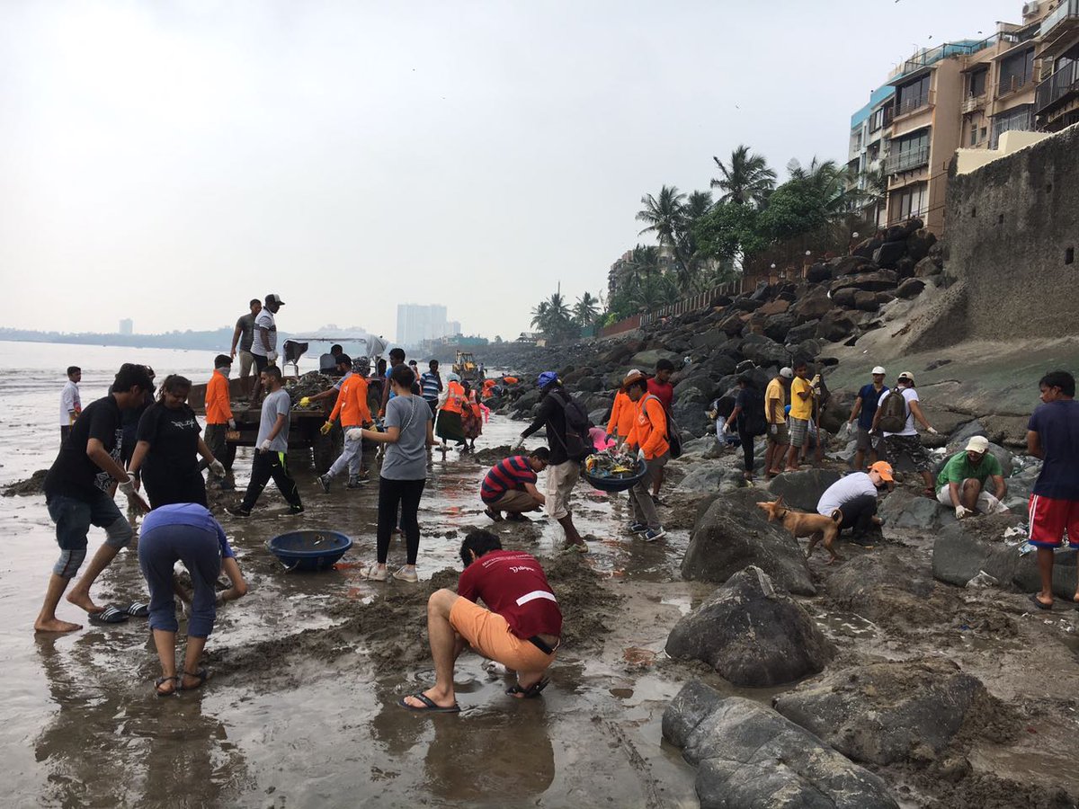 AfrozShah1's tweet photo. Week 104 of cleanup begins. 2 years of cleaning.8.8 million kgs of plastic/filth plucked out. Our date with ocean continues with passion. https://t.co/VU7yh2JaeE