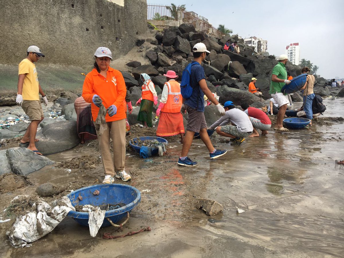 AfrozShah1's tweet photo. Week 104 of cleanup begins. 2 years of cleaning.8.8 million kgs of plastic/filth plucked out. Our date with ocean continues with passion. https://t.co/VU7yh2JaeE