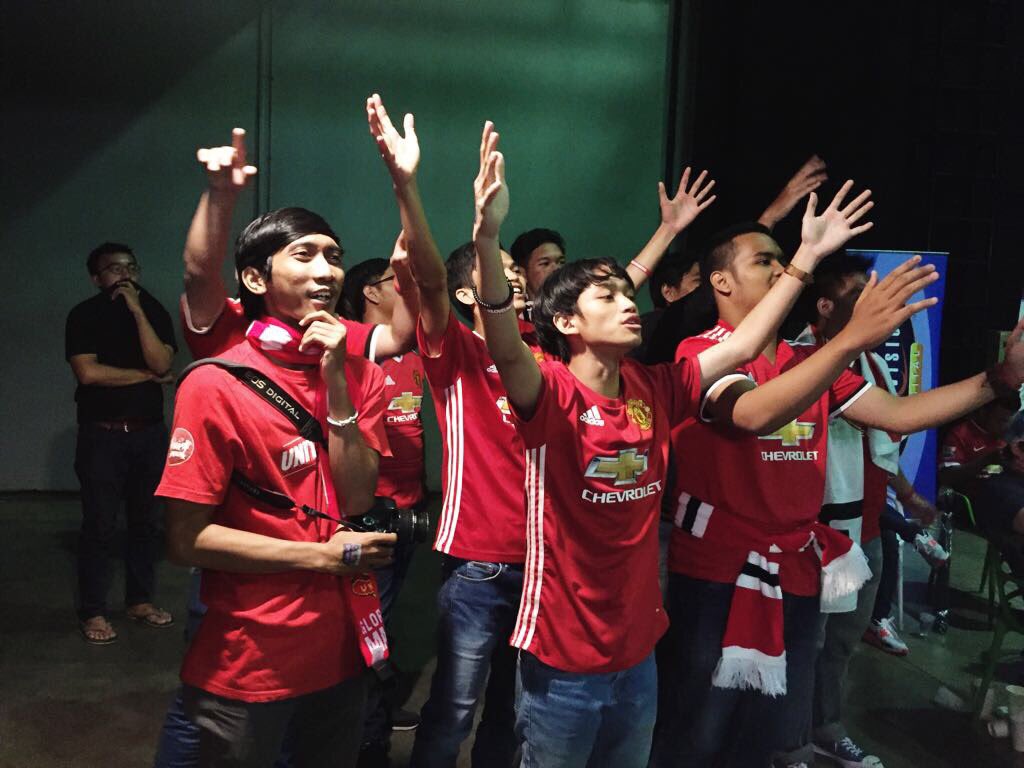 MNCVisionID's tweet photo. Menjelang akhir pertandingan Suporter dari Man United tetep semangat, salut! https://t.co/ME5cmqQWJl