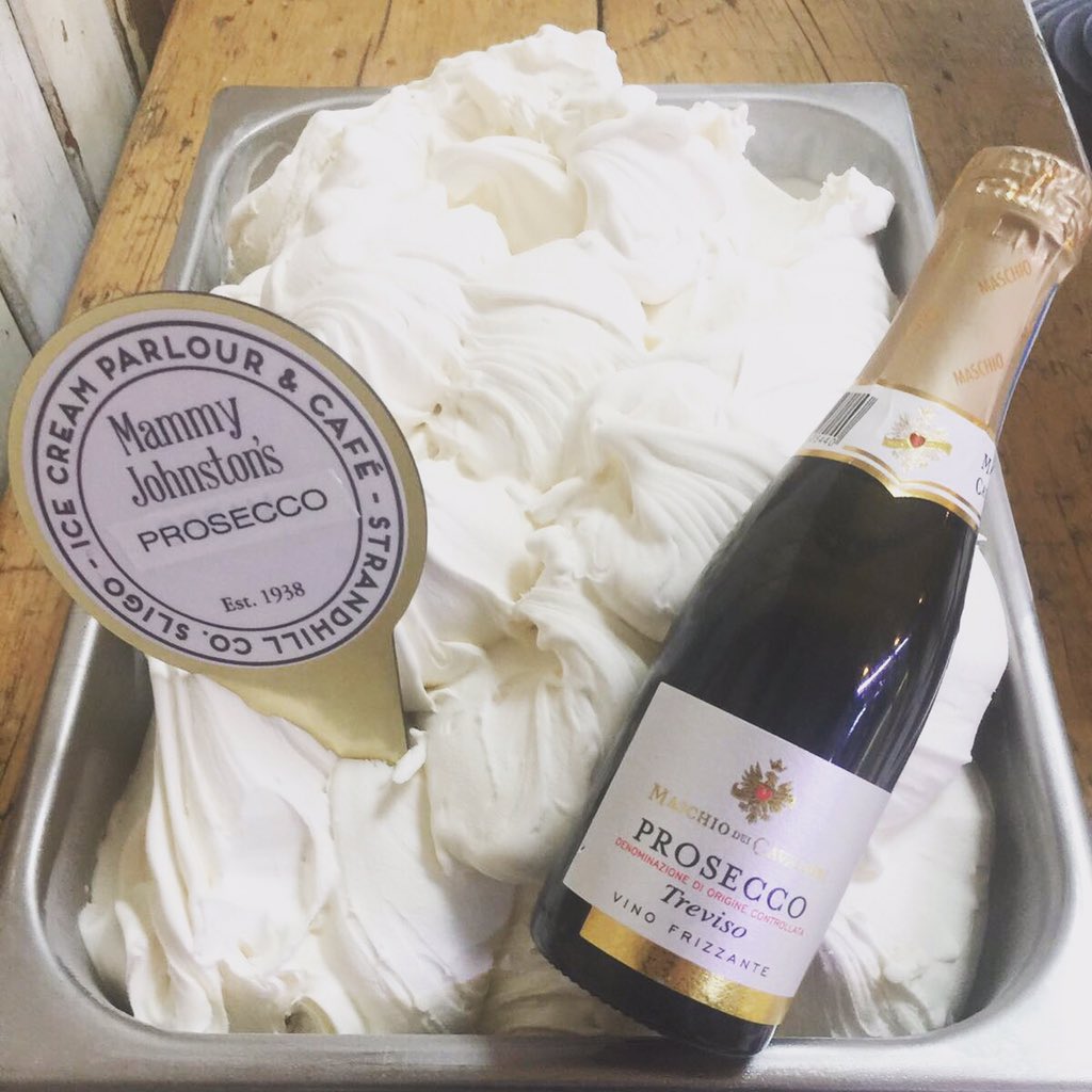No need to have an excuse #Prosecco #Gelato just #Celebrate #icecream @mammy_johnstons Have a great Weekend 🎉😄