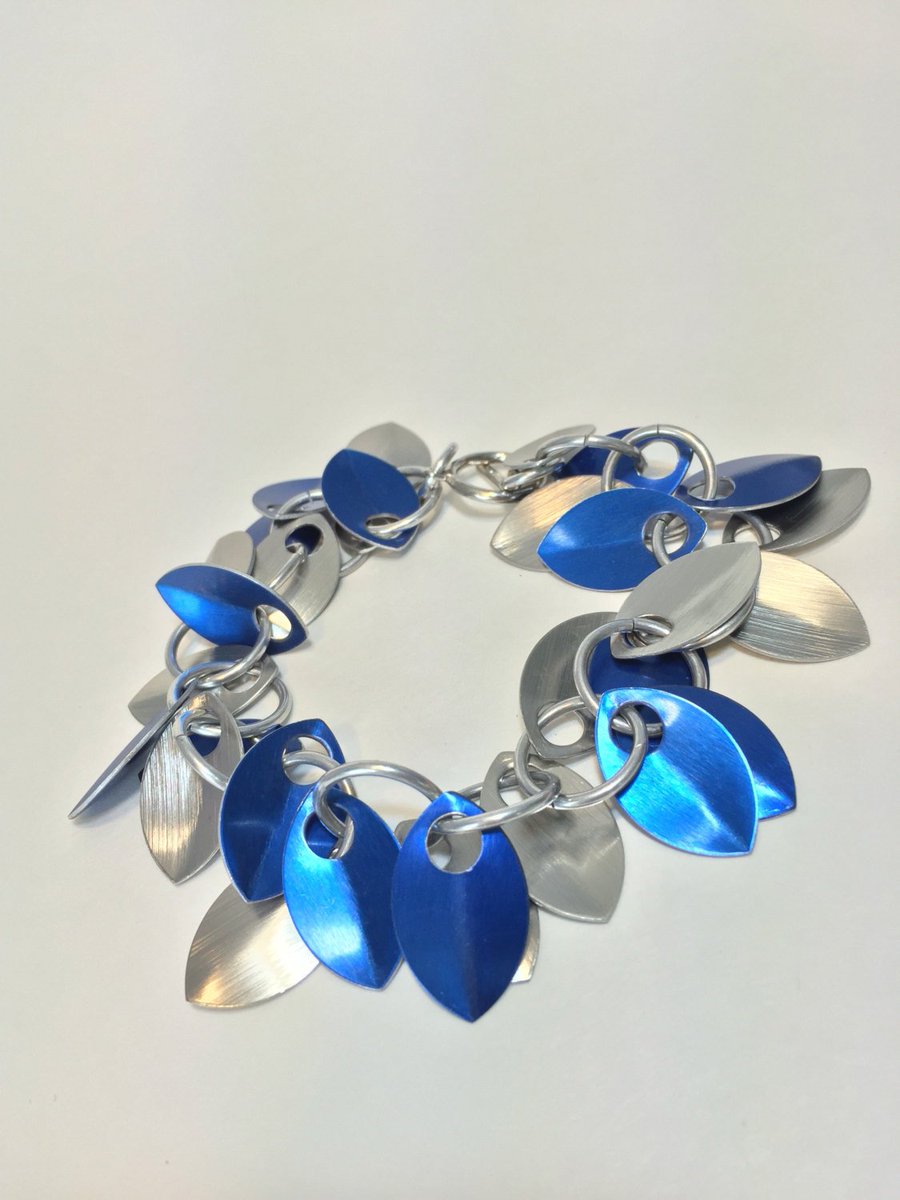 randomjewelry's tweet photo. Shaggy Scale Chainmaille Bracelet https://t.co/tvKTZmoajS #handmade #shoplocal #Randomjewelry https://t.co/vuhUpynOZb