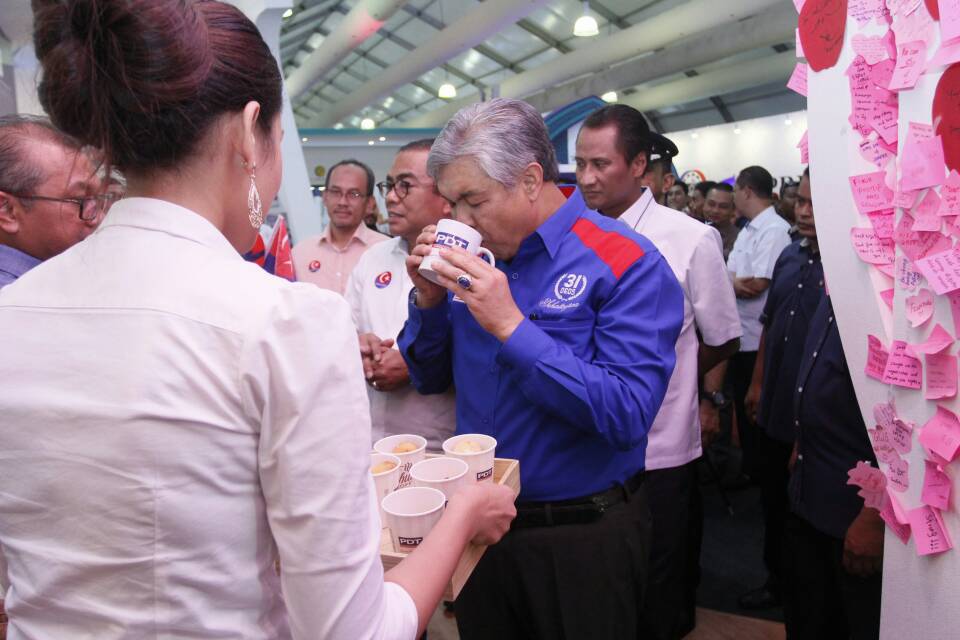 idanurasella's tweet photo. Sempat jugak TPM kita minum kopi masa singgah kat booth PDT tadi ye #TeamPDT #TeamJohor https://t.co/JMlDb5wkYx