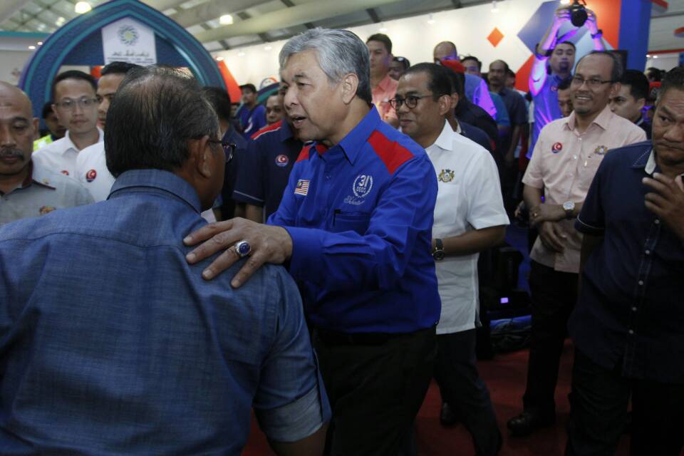 idanurasella's tweet photo. Sempat jugak TPM kita minum kopi masa singgah kat booth PDT tadi ye #TeamPDT #TeamJohor https://t.co/JMlDb5wkYx