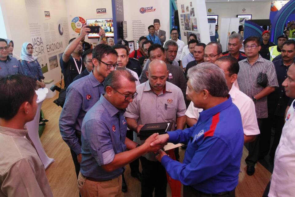 idanurasella's tweet photo. Sempat jugak TPM kita minum kopi masa singgah kat booth PDT tadi ye #TeamPDT #TeamJohor https://t.co/JMlDb5wkYx