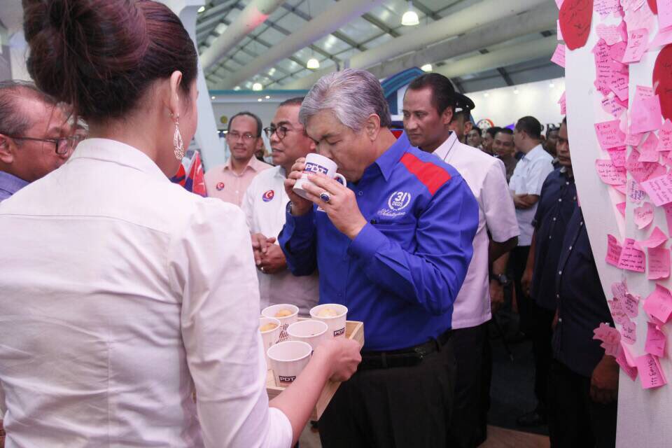 bellazahirzain's tweet photo. Tadi TPM visit booth #TeamPDT sambil minum kopi sambil tulis wishing note untuk cancer fighter 💪🏼 https://t.co/UjZUvRcFba