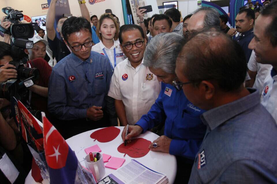 bellazahirzain's tweet photo. Tadi TPM visit booth #TeamPDT sambil minum kopi sambil tulis wishing note untuk cancer fighter 💪🏼 https://t.co/UjZUvRcFba